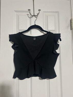 SHEIN Black V-Neck Ruffle Sleeve Peplum Crop Top